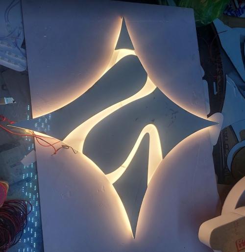 logo giá rể, mặt inox đèn sáng chân