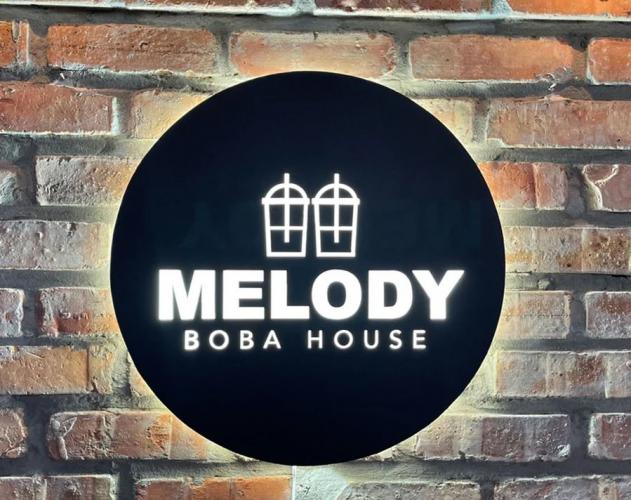 Hộp đèn mica ốp tường đèn sáng hông, nội dung có đèn.