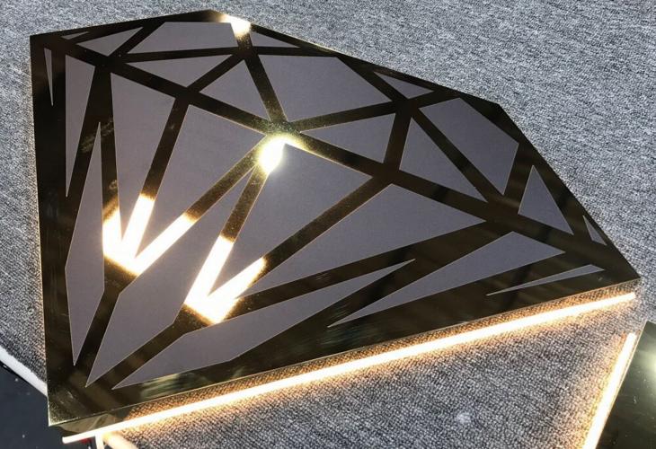 Logo inox nổi khối có đèn sáng chân