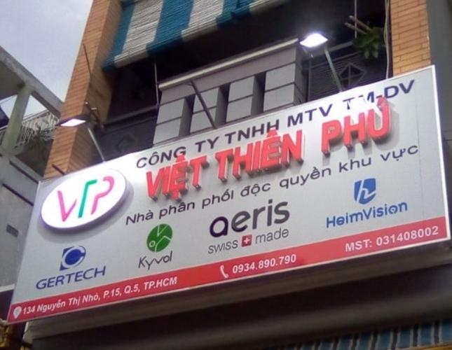 Bảng alu nội dung chữ mica có lắp đèn pha điện.