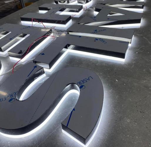 Chữ Inox Đèn Hắt Chân Màu Trắng – Giải Pháp Quảng Cáo Sang Trọng, Hiện Đại