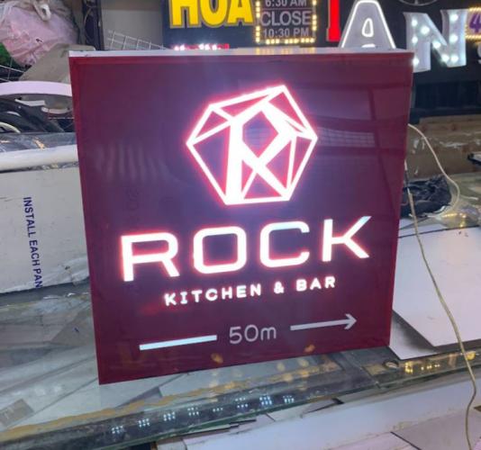 Hộp Đèn Mica Khắc Lộng – Giải Pháp Quảng Cáo Sang Trọng và Hiệu Quả