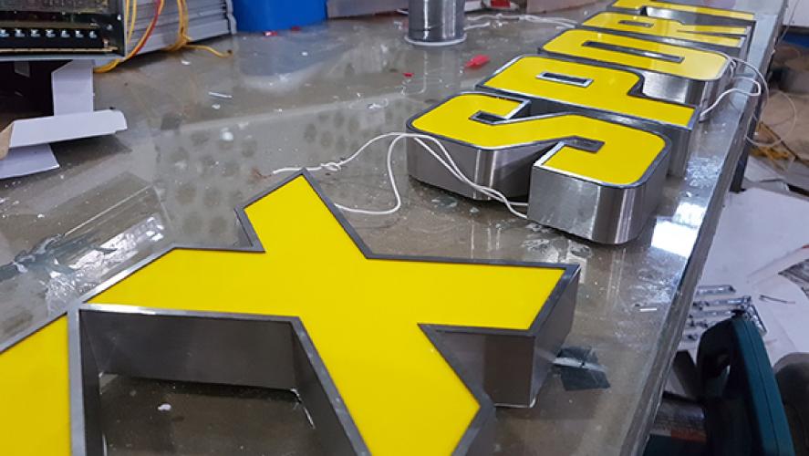 Chữ mica có đèn - viền inox