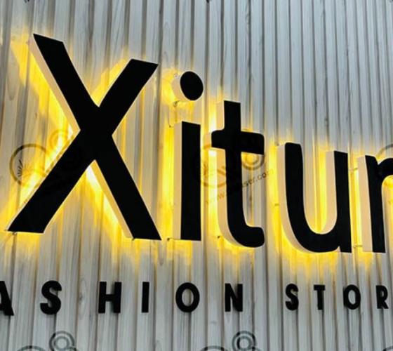 Chữ mica có đèn hắt chân