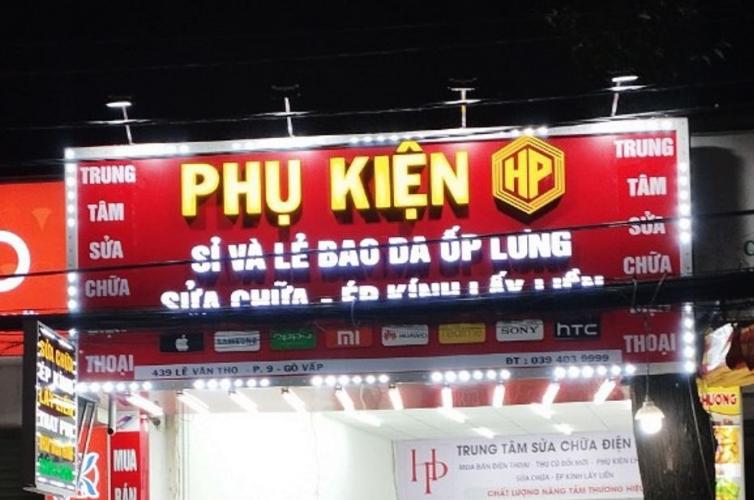 biển hiệu alu có lắp đèn pha, nội dung chữ mica có đèn