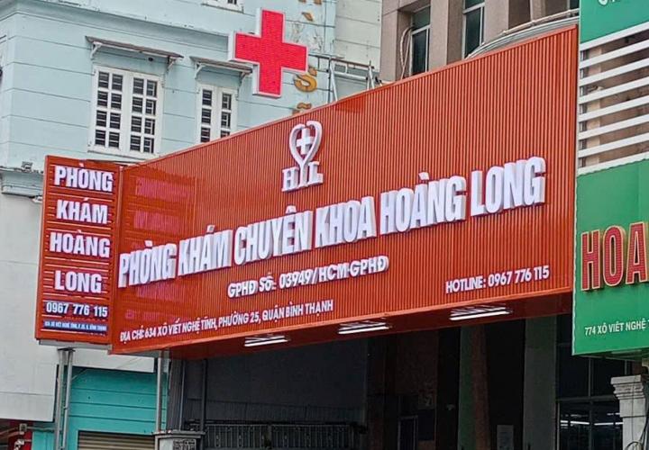 Bảng Quảng Cáo Thanh Nhựa Giả Gỗ – Chữ Mica Nổi Bật