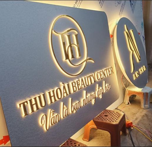 logo chữ alu gương đèn sáng hắc chân đẹp