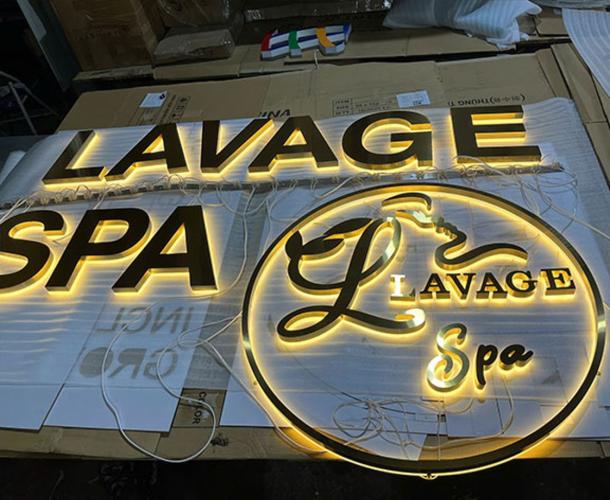 logo inox đèn sáng chân sang trọng