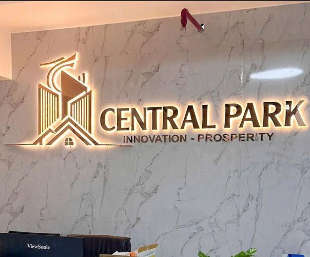 logo chữ inox đèn sáng chân dán tường sang trọng