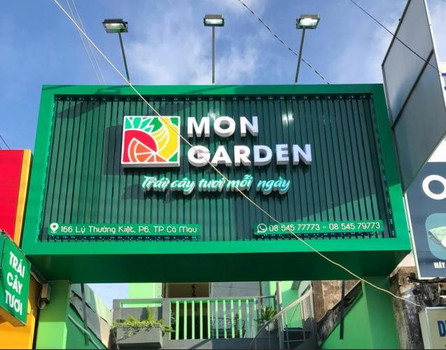 bảng hiệu shop trái cây nền thanh nhựa giả gỗ, nội dung chữ mica nổi khối đẹp