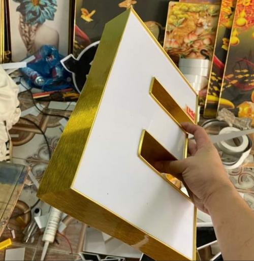 Chữ chân nhôm mặt lọng mica đẹp, giá rẽ