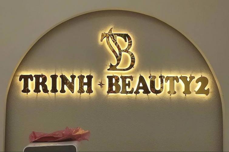 logo dán tường tiệm spa bằng chữ inox đèn sáng chân đẹp