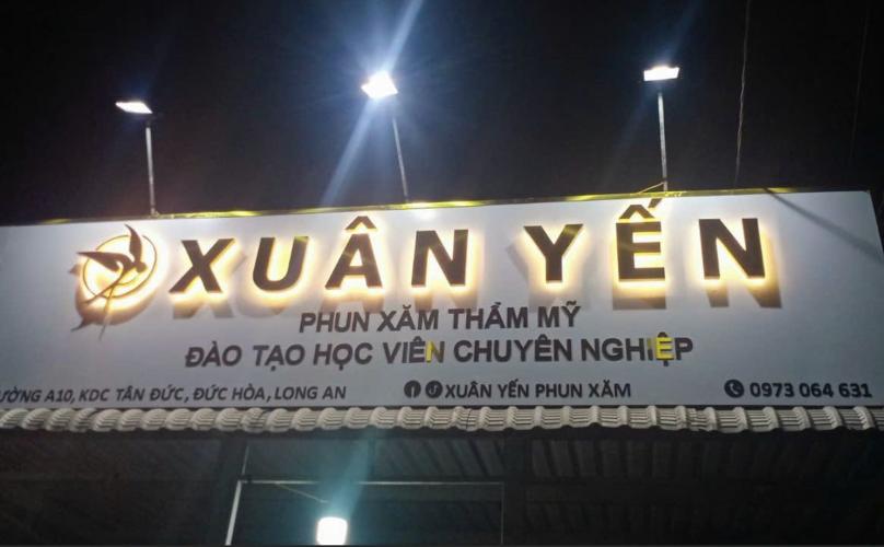 bảng hiệu chữ có đèn sáng chân, có lắp đèn pha giá bình dân