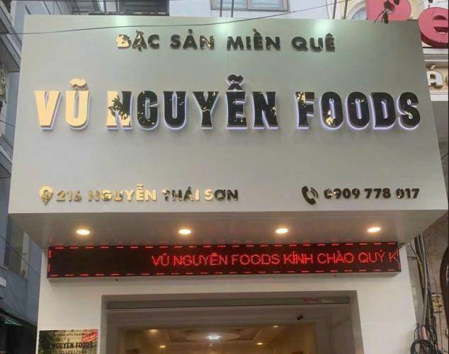 bảng quảng cáo chữ inox đèn sáng chân sang trọng