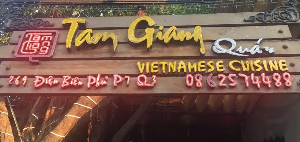 biển hiệu nền gỗ cổ điển, chữ mica đèn led ruồi trong chữ