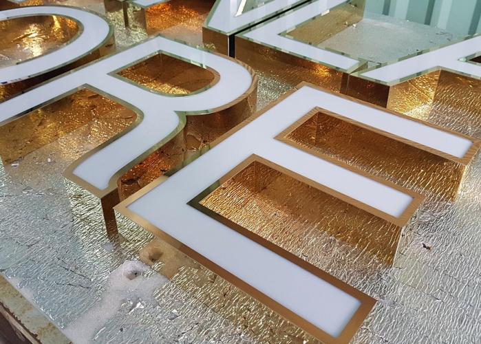 Chữ Nổi Khối Inox Mặt Mica- Giải Pháp Quảng Cáo Sang Trọng, Bền Bỉ và Ấn Tượng