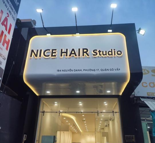 Bảng Hiệu Nền Đen Bóng - Chữ Đèn Sáng Chân: Sự Lựa Chọn Đẳng Cấp Cho Doanh Nghiệp