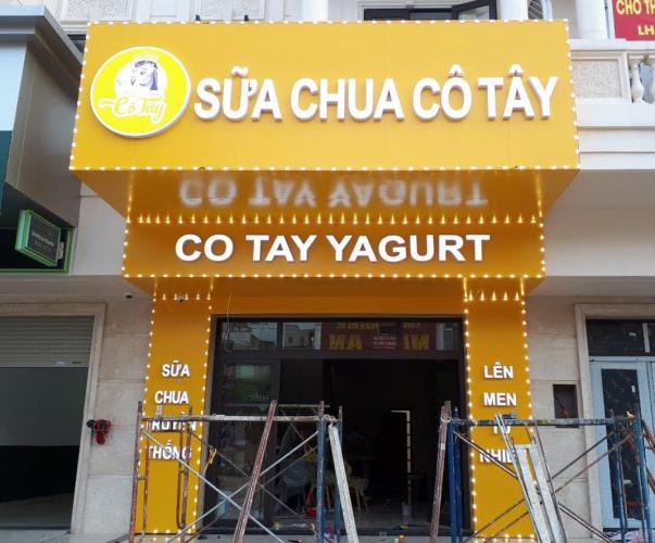 Biển hiệu alu có đèn led viền siêu nổi, nội dung chữ mica có đèn