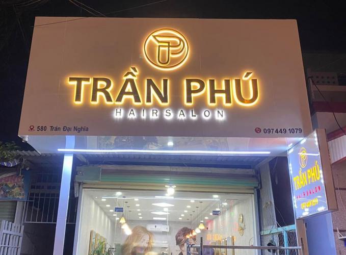 biển hiệu alu bóng sang trọng, nội dung chữ alu đèn sáng hắt chân