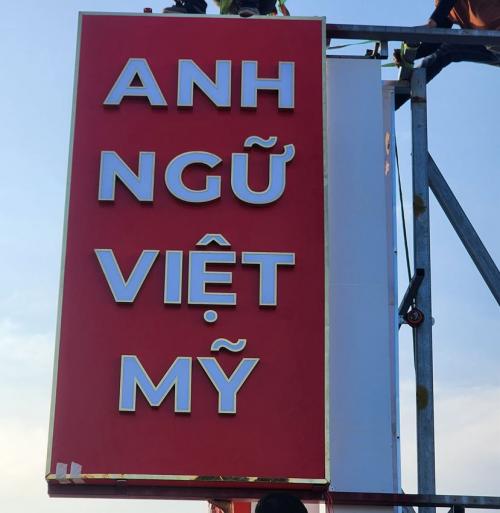 hộp đèn vẫy alu, chữ inox viền mica sáng đèn sang trọng